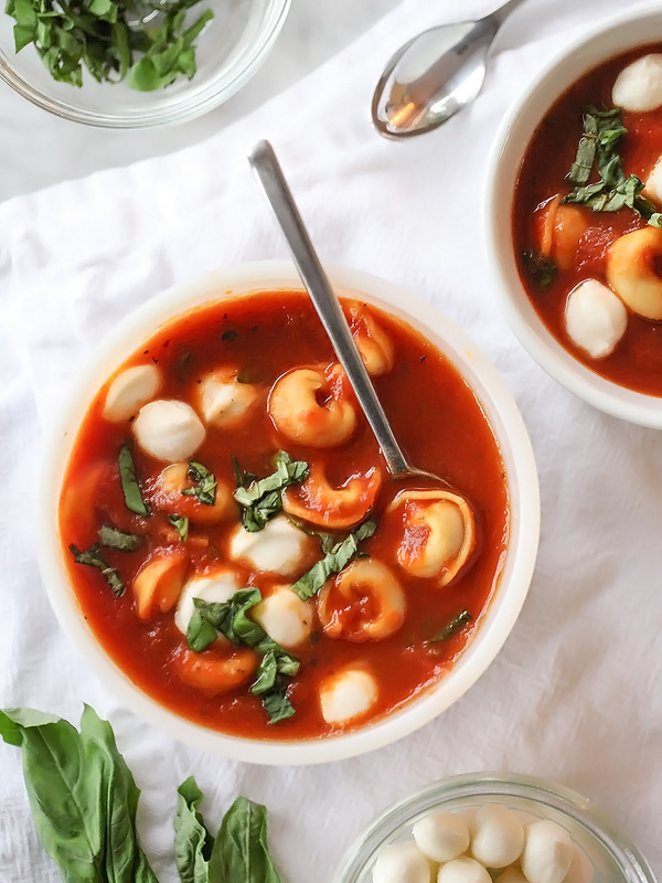 Soupe aux tortellinis à l'ail rôti, aux tomates et au basilic foodiecrush.com