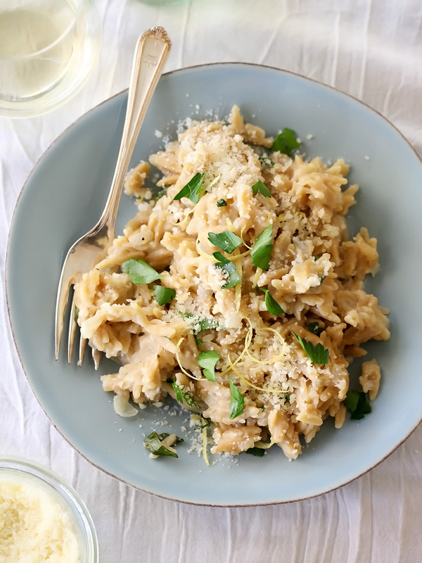 Le faux risotto à l'orzo et au citron est moins compliqué que la version traditionnelle #recipe on foodiecrush.com