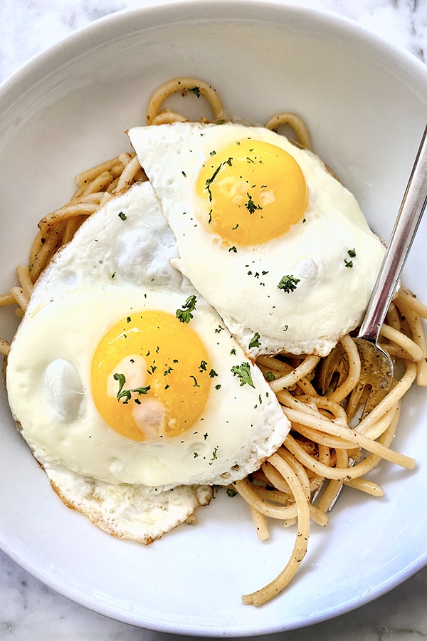 Œufs frits et Cacio e Pepe foodiecrush.com