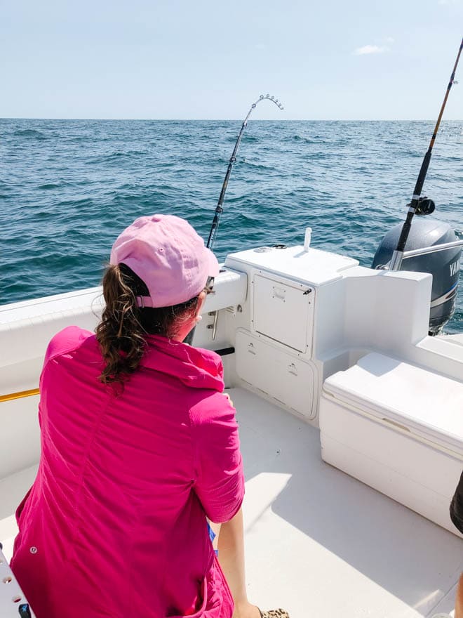 Pêche en haute mer par le côté d'un bateau.