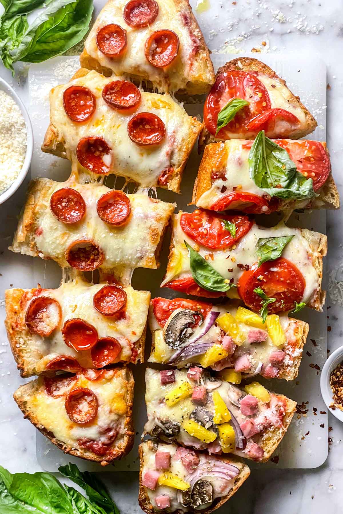 Pizza au pain français coupée en tranches foodiecrush.com