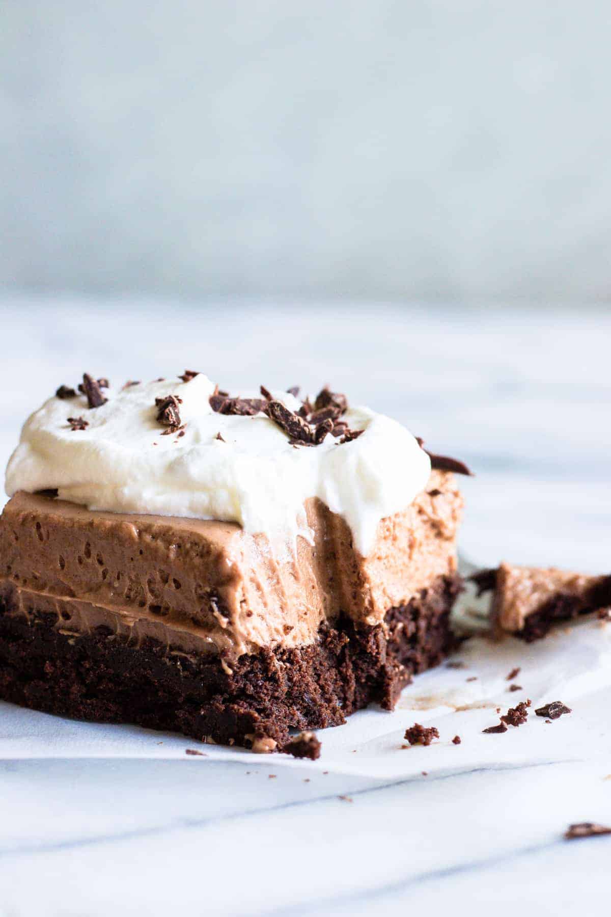 Brownie recouvert d'une couche de soie française et de crème fouettée.