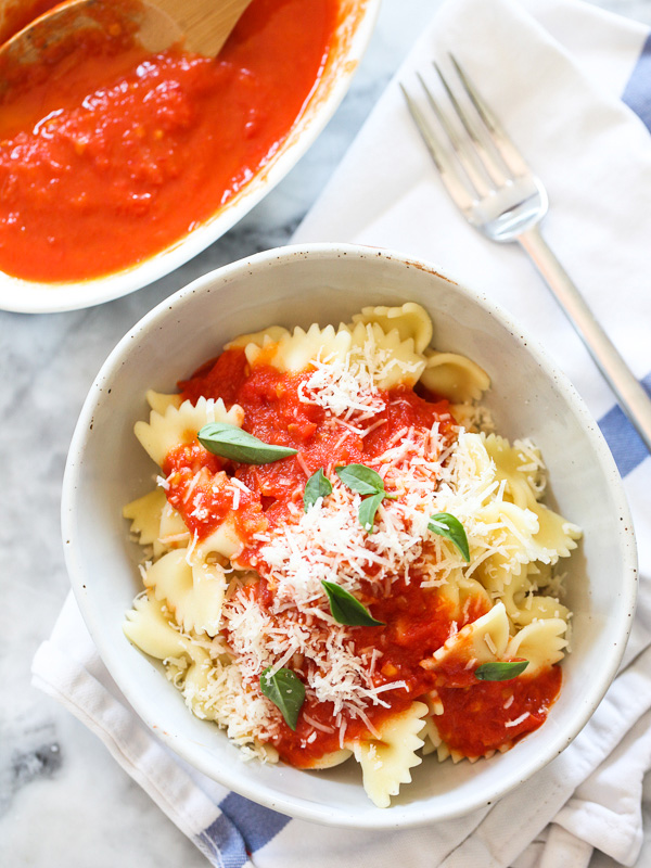 Recette de la sauce tomate fraîche pour pâtes sur foodiecrush.com