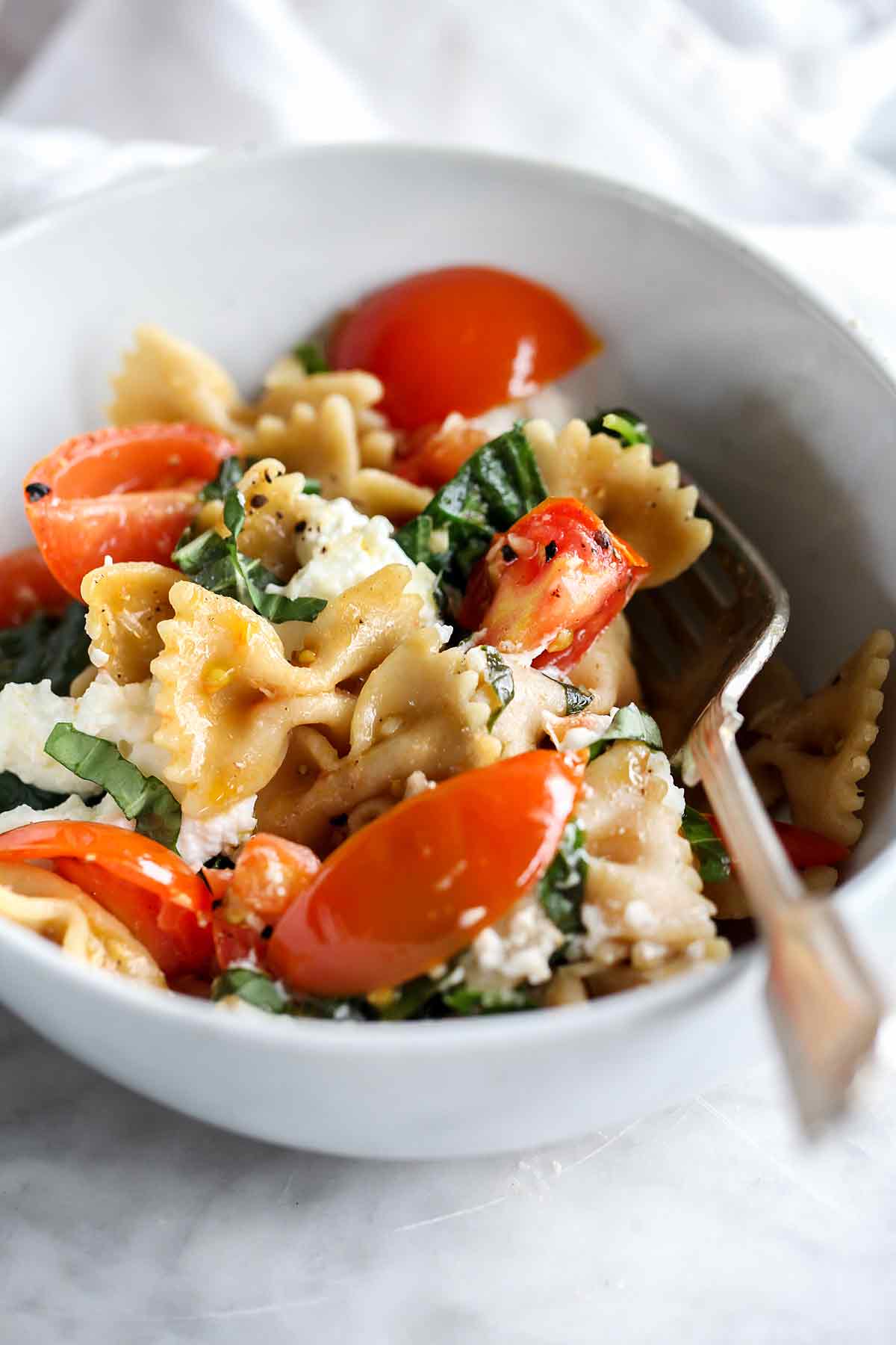 Pâtes aux tomates fraîches et à la ricotta | foodiecrush.com #pasta #farine #recettes #dîner #santé #tomates #ricotta