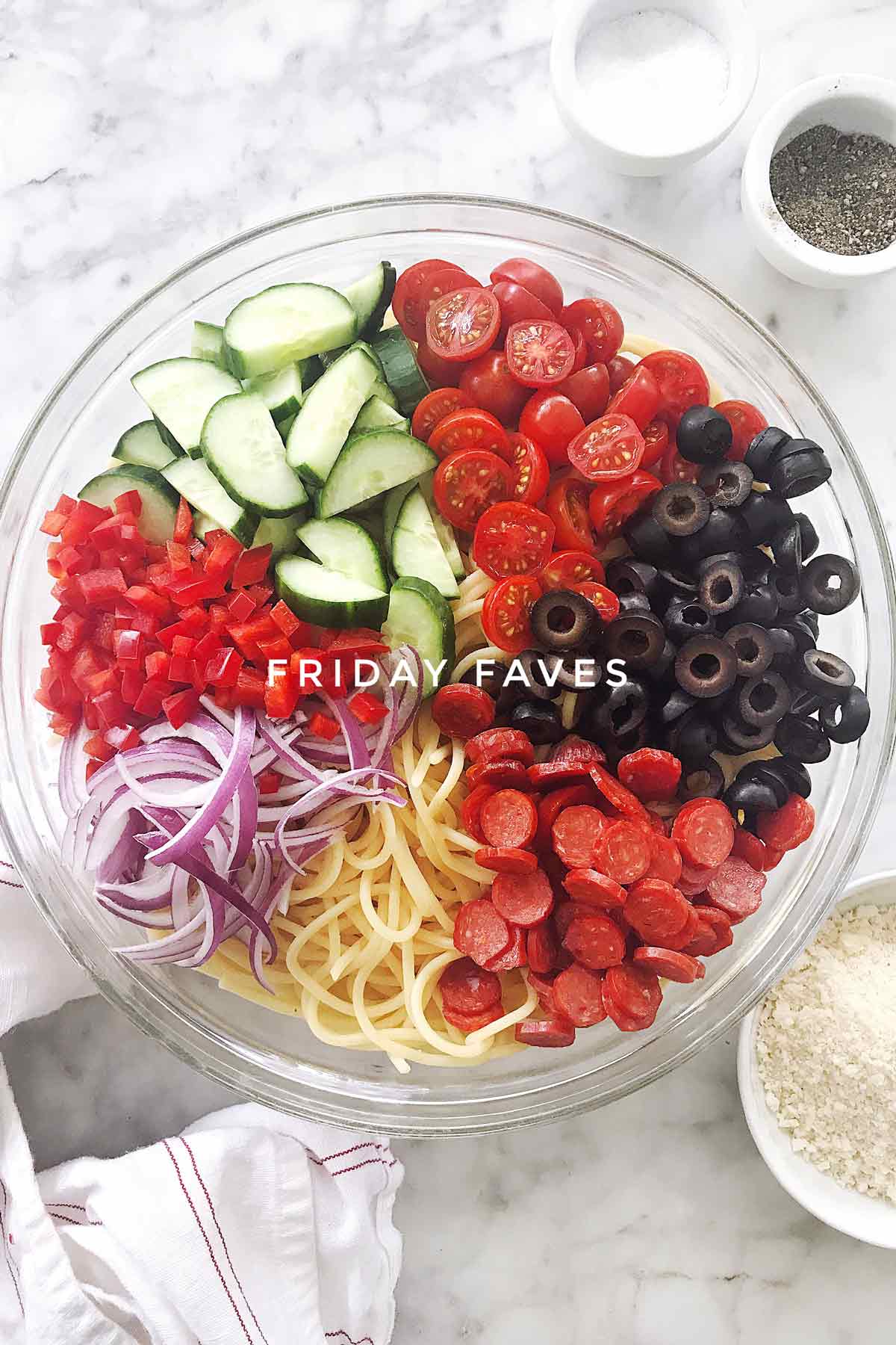 Salade de pâtes spaghetti italienne facile sur Friday Faves | foodiecrush.com