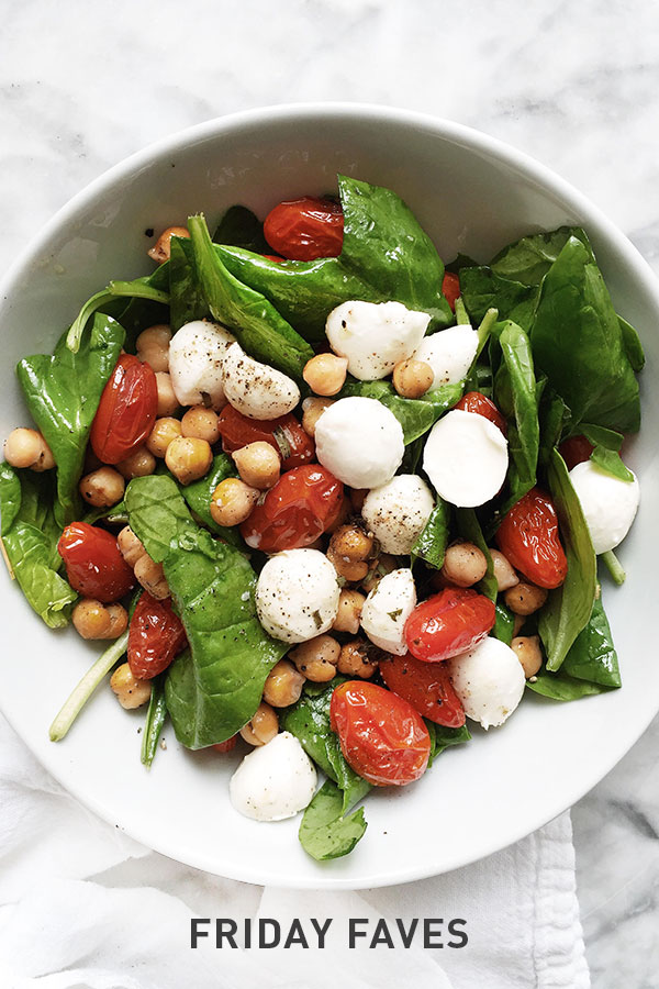 Salade d'épinards Caprese aux pois chiches et tomates rôtis | foodiecrush.com