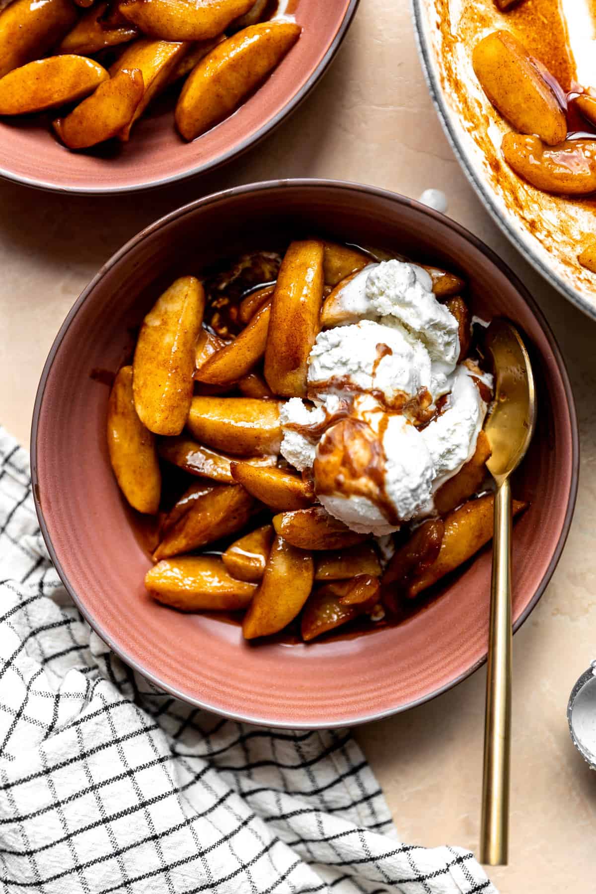 Vue aérienne de pommes frites servies dans un bol surmonté d'une boule de glace à la vanille.