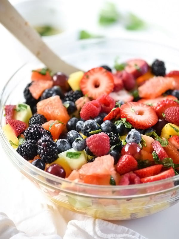 Salade de fruits délicieuse aux baies | foodiecrush.com