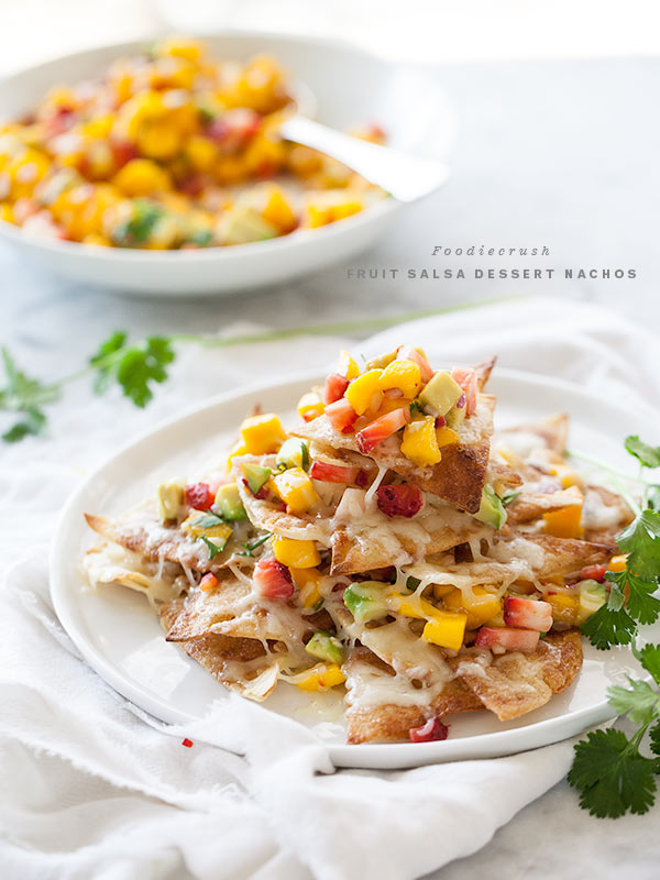 Nachos de dessert avec salsa aux fruits | FoodieCrush.com