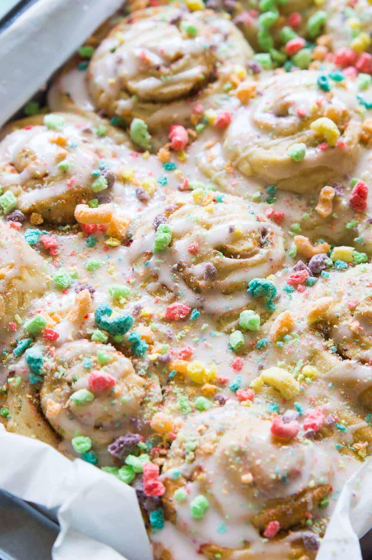 Petits pains sucrés Fruit Loop du jour au lendemain, préparés avec du lait de céréales ! Prenez de l'avance sur le petit-déjeuner en préparant ces petits pains sucrés Fruit Loop la veille ! Fabriqués avec du lait de céréales fruité, ils sont remplis de morceaux de Fruit Loops et recouverts d'un glaçage au lait de céréales fruité. Ils remporteront toujours le prix du petit-déjeuner le plus amusant !