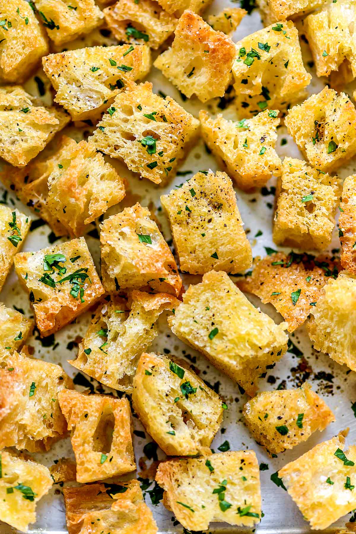 Comment faire des croûtons maison | foodiecrush.com #garlic #homemade #croutons #easy #recipe #frombread