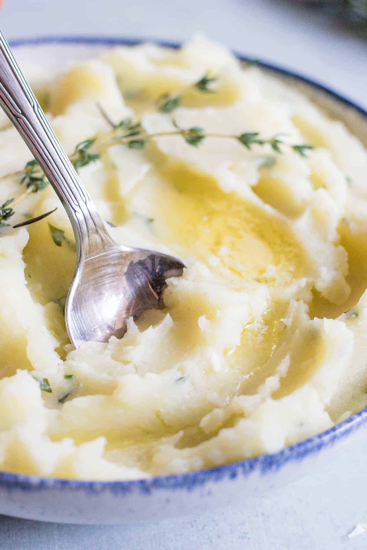 La purée de pommes de terre la plus crémeuse, chargée d'ail et d'herbes dans chaque bouchée ! Un plat d'accompagnement parfait pour tous les repas.