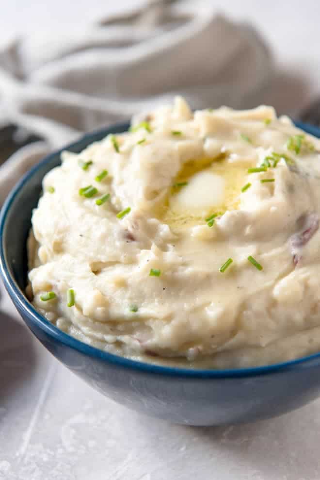 un bol de purée de pommes de terre surmonté d'une tranche de beurre fondu