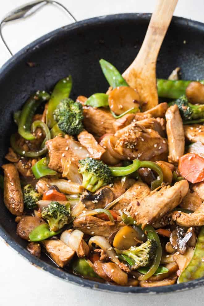 Le sauté de poulet à l'ail et au sésame est un repas facile à préparer en 30 minutes ou moins et il a une saveur authentique de sauté chinois ! Laissez tomber les plats à emporter et préparez ce sauté plus sain à la maison. #Sésame #poulet #stirfry #dîner #recipe #skillet