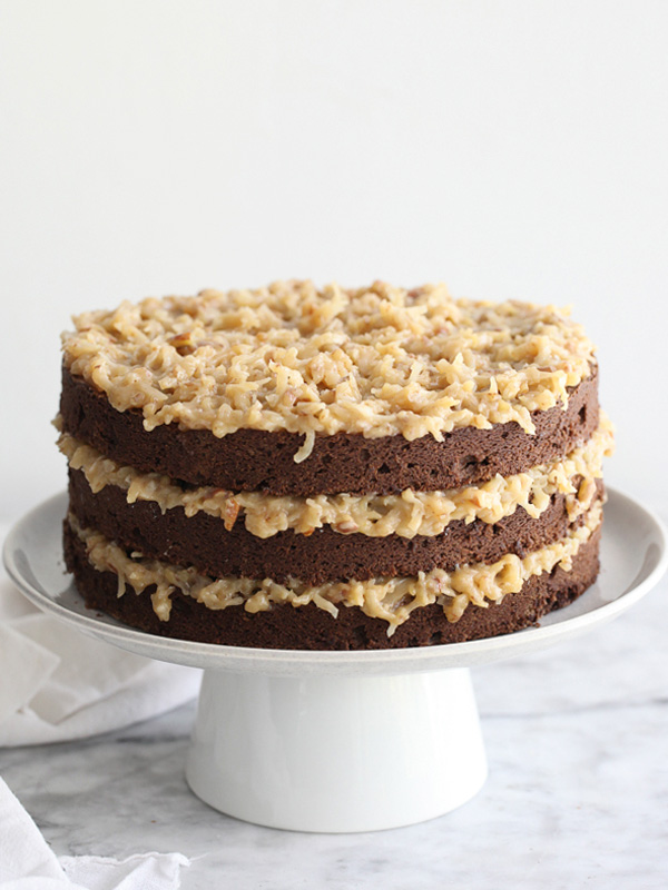 Gâteau au chocolat allemand avec un glaçage décadent à la noix de coco et aux noix de pécan