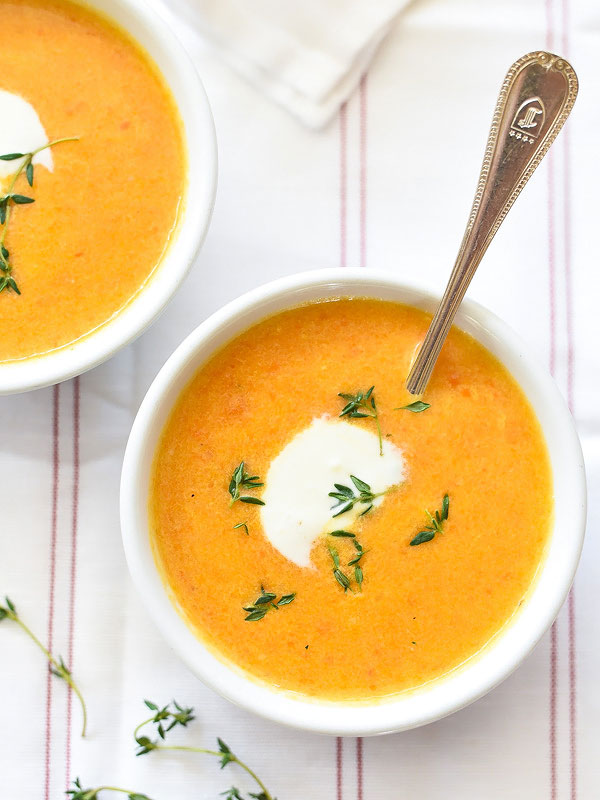 Soupe de carottes au gingembre avec du yogourt grec | foodiecrush.com