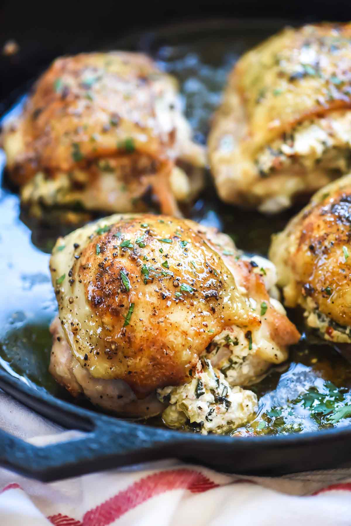 Les cuisses de poulet farcies aux épinards et au fromage de chèvre sont la meilleure recette de poulet en fonte en 30 minutes grâce à leur centre au fromage et à leur peau croustillante | foodiecrush.com #chicken #dinner #recipe #foodblogger #spinach #cheese