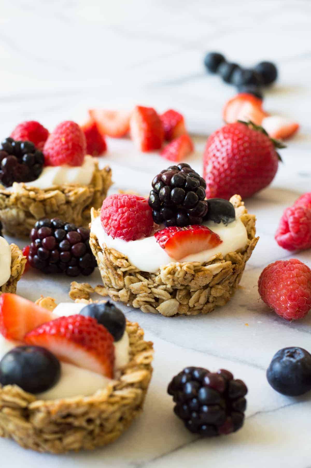 Ces coupes de granola aux fruits et au yogourt sont super faciles à préparer pour le petit déjeuner ! Remplissez-les de votre yogourt préféré et de fruits frais pour un repas sain et complet !