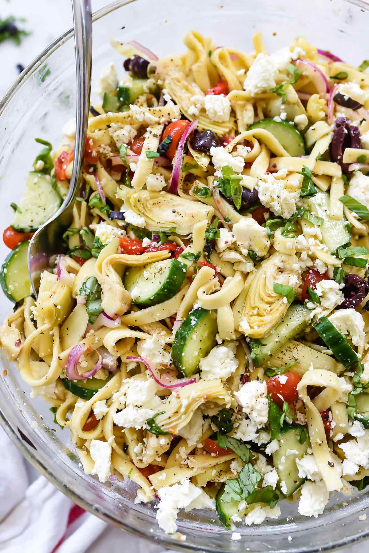 Salade de pâtes grecques croquantes avec cœurs d'artichauts, concombres et olives | foodiecrush.com