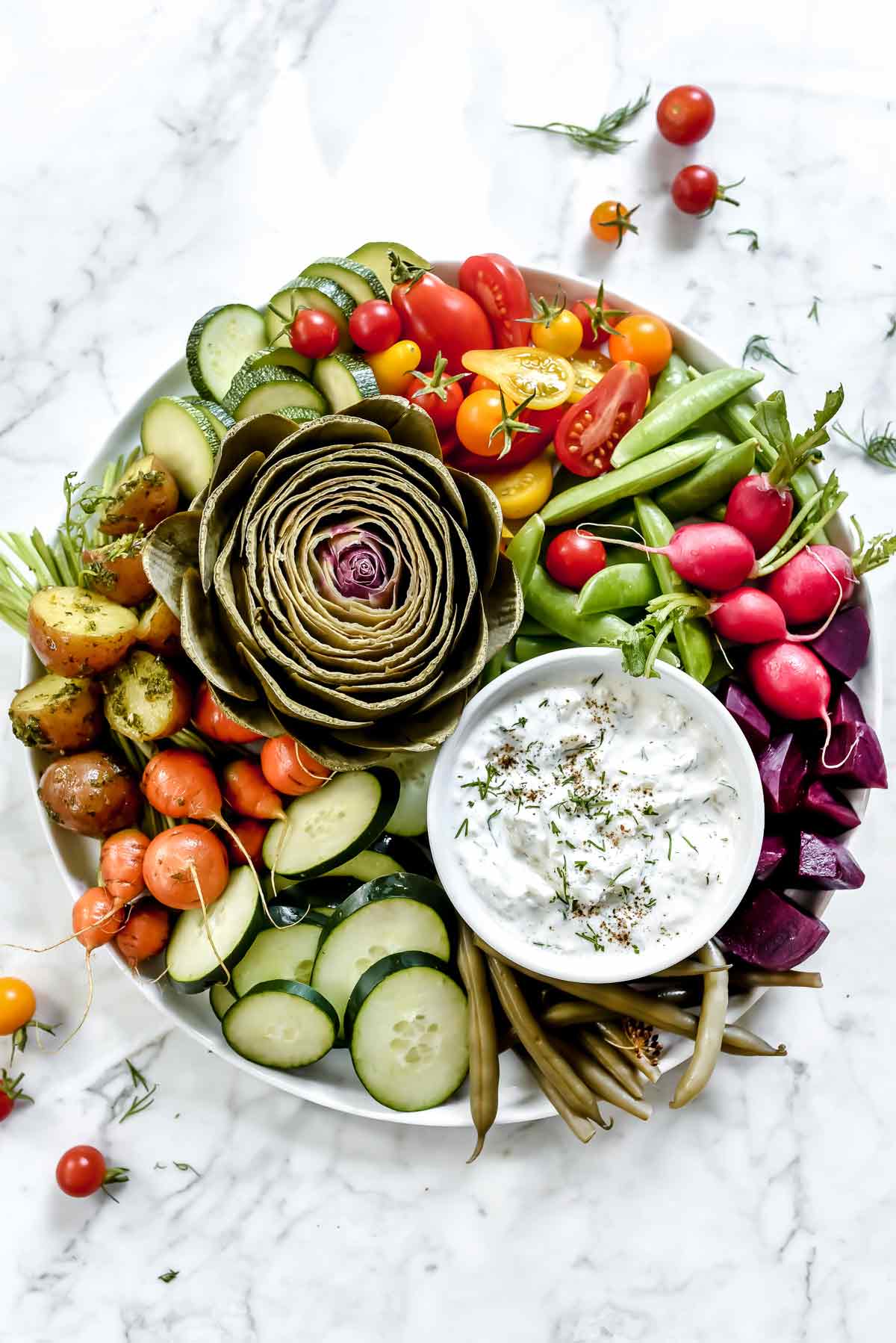 Assiette de légumes avec trempette de sauce tzatziki au yaourt grec | foodiecrush.com