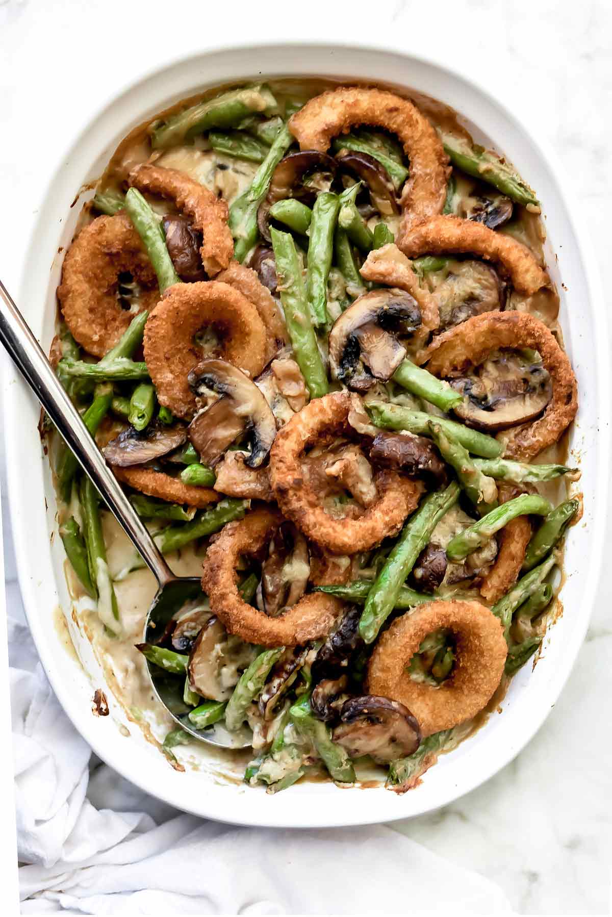 Casserole de haricots verts avec rondelles d'oignon | foodiecrush.com #recipes #sidedish #beans #casserole