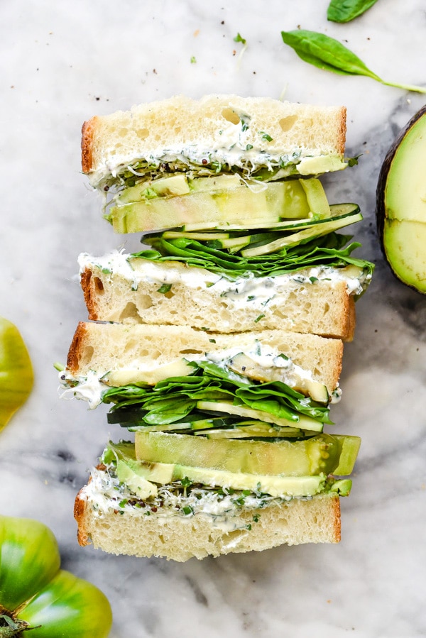 Sandwich végétarien au fromage à la crème Green Goddess | foodiecrush.com