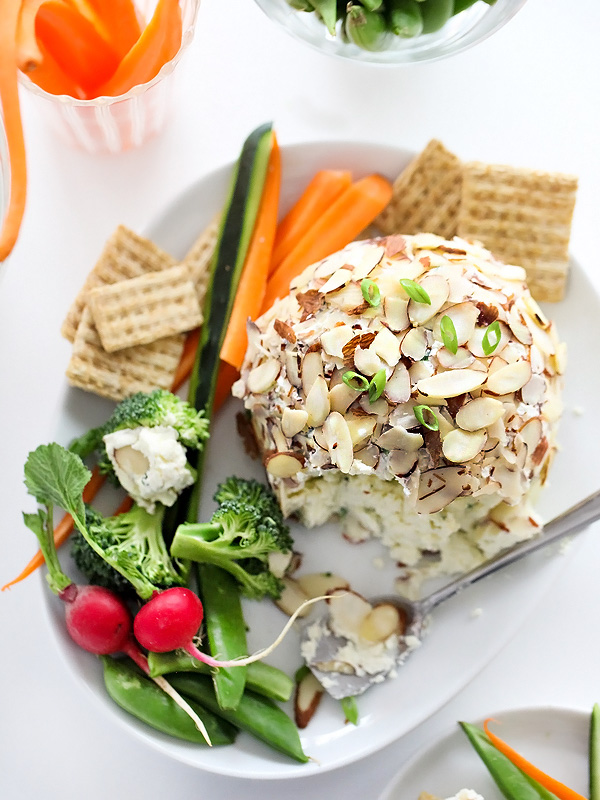 Boule de fromage légère et facile aux oignons verts et aux amandes | foodiecrush.com