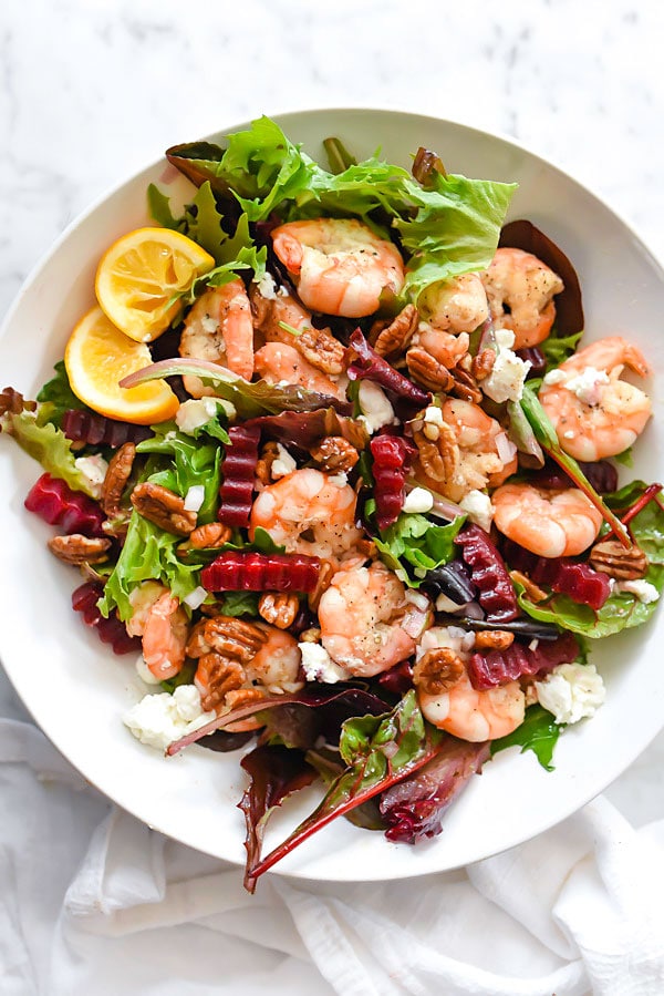 Salade verte avec crevettes, betteraves, pacanes et fromage de chèvre | foodiecrush.com