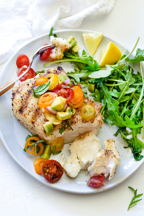 Flétan grillé avec salsa aux tomates et à l'avocat foodiecrush.com