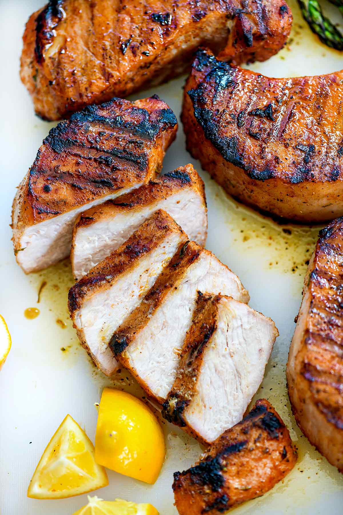 Comment préparer des côtelettes de porc grillées | foodiecrush.com #côte de porc #recettes #grillades