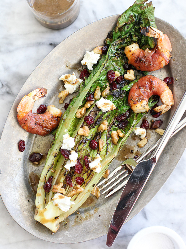 Salade de romaine grillée avec crevettes enveloppées de prosciutto #recipe on foodiecrush.com