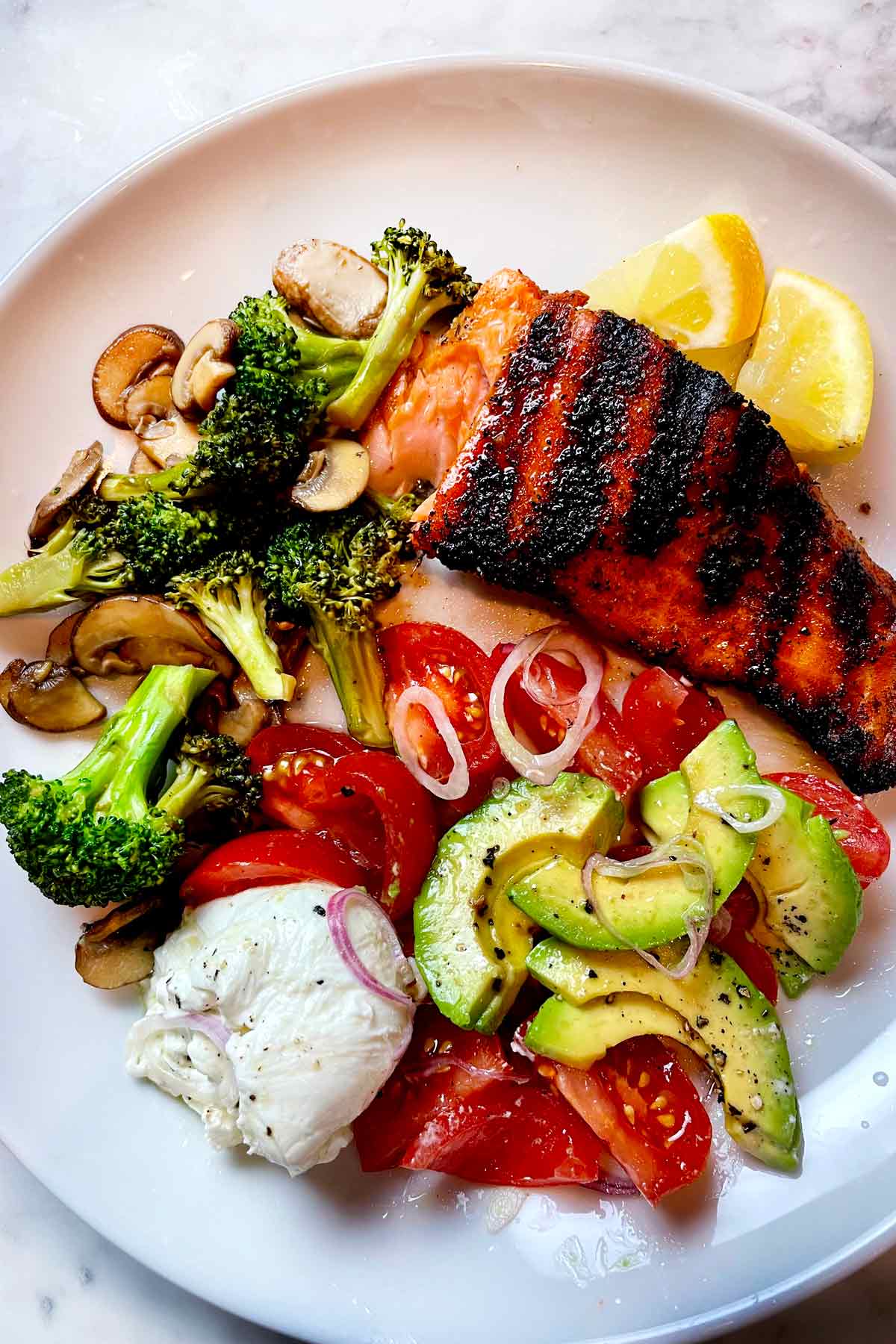 Saumon grillé avec salade de burrata et brocoli foodiecrush.com