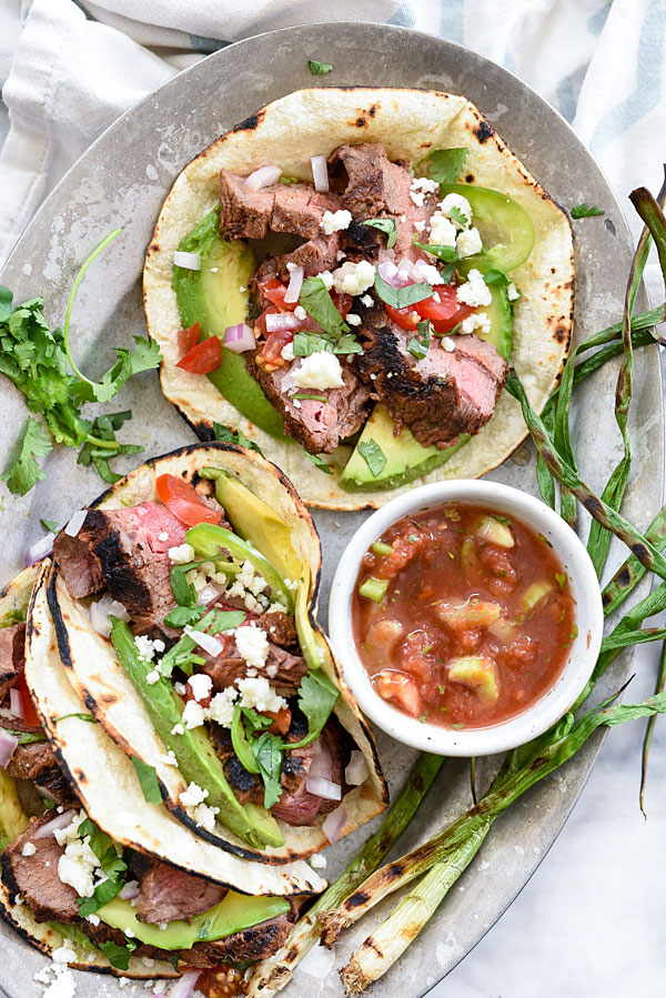 Tacos de steak grillé mariné dans une sauce adobo aux agrumes pour des tonnes de saveur sur foodiecrush.com