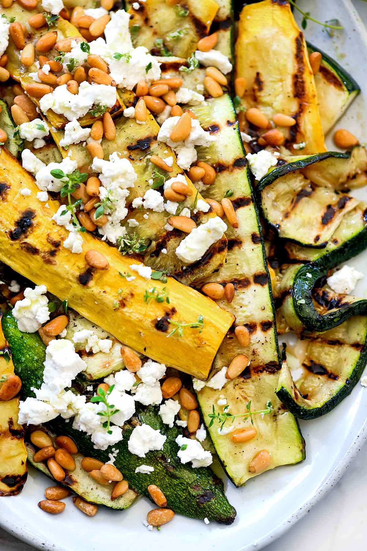 Courgettes grillées au fromage de chèvre et aux pignons de pin | foodiecrush.com #zucchini #pignons de pin #sidedish #santé #grillé