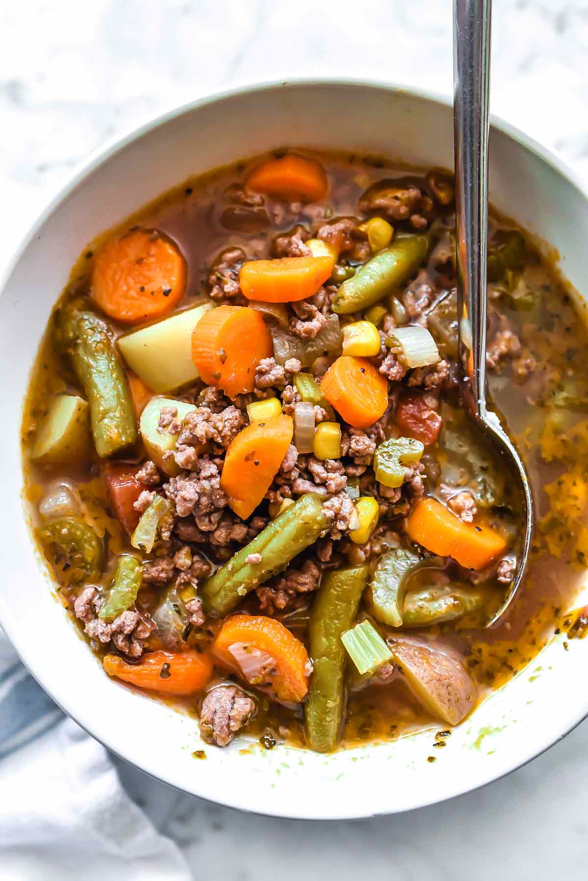 Recette facile de soupe au hamburger et aux légumes | foodiecrush.com #hamburger #soupe #recette #facile #légumes