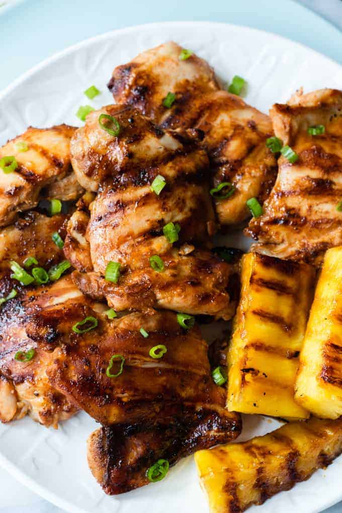 Poulet Huli Huli grillé et ananas grillé.