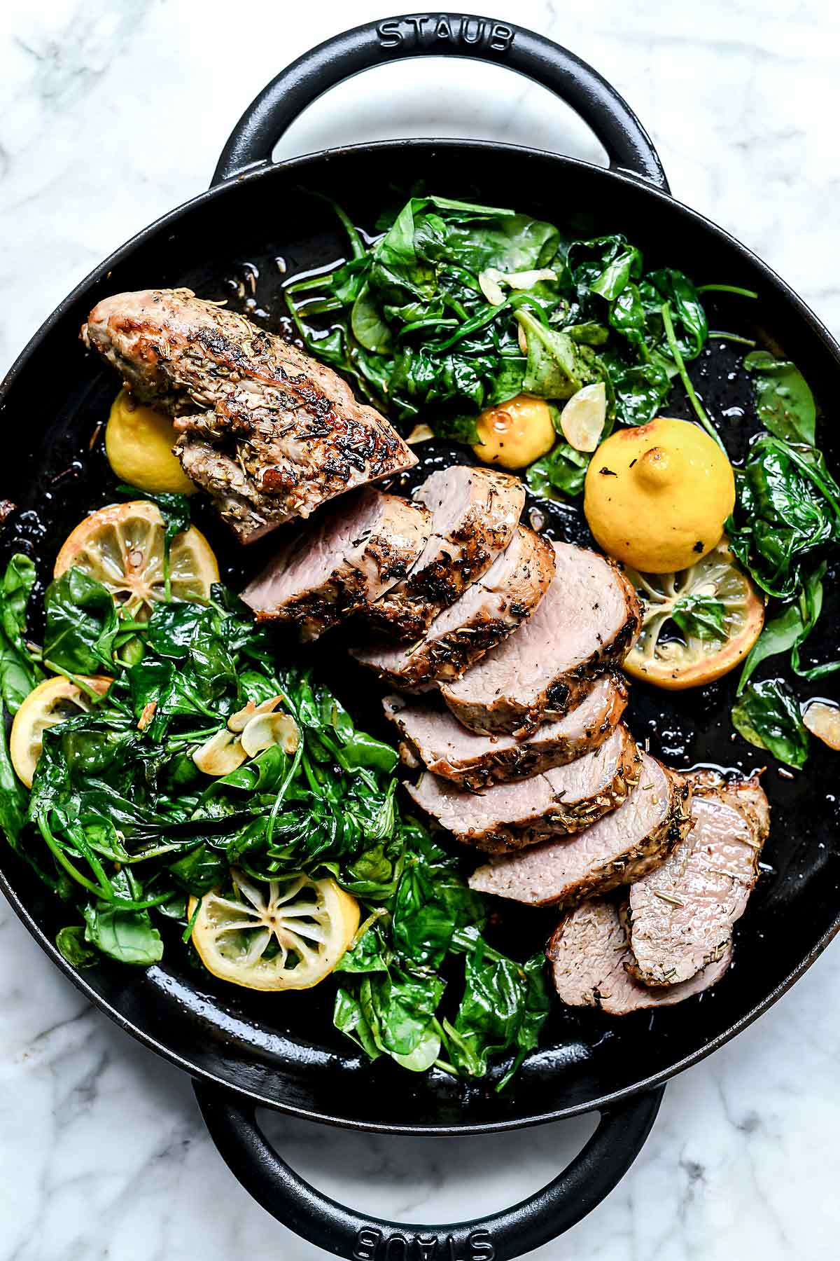 Dîner de filet de porc frotté à l'ail et aux herbes | foodiecrush.com #pork #tenderloin #herb #rub #oven #recipes #baked