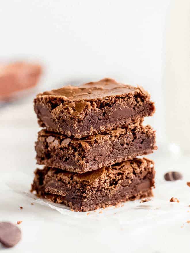 pile de trois brownies moelleux