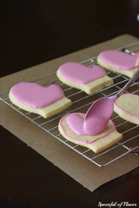 Comment décorer des biscuits avec du glaçage royal, y compris des conseils, des astuces et des techniques pour réaliser des biscuits glacés impressionnants !