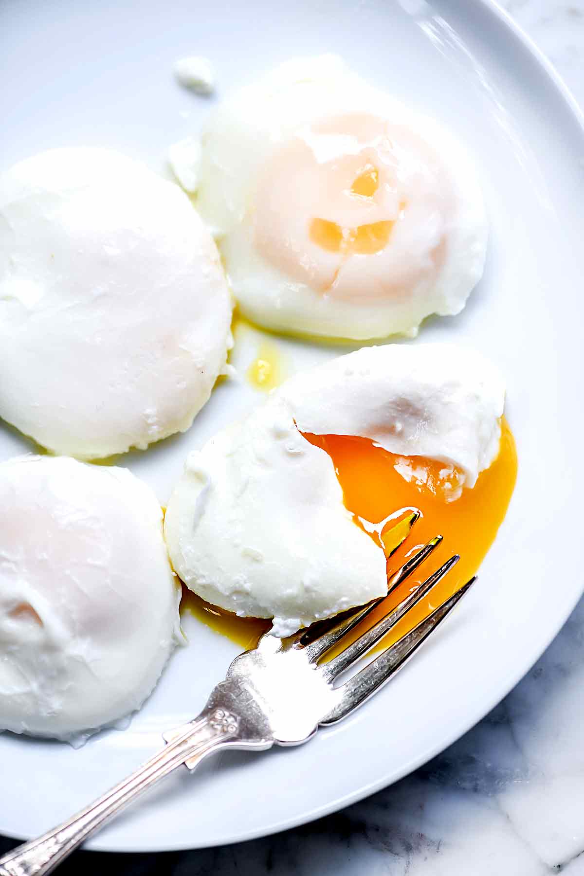 Comment faire des œufs pochés facilement | foodiecrush.com #poached #eggs #breakfast #recipes #easy #howtomake