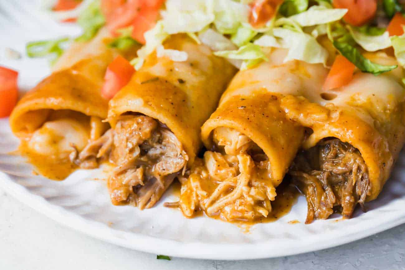 Enchiladas tex-mex avec différentes garnitures (bœuf effiloché, porc, poulet et fromage)