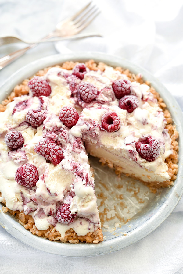 Tarte à la crème glacée de 4 ingrédients avec croûte au beurre d'arachide | foodiecrush.com