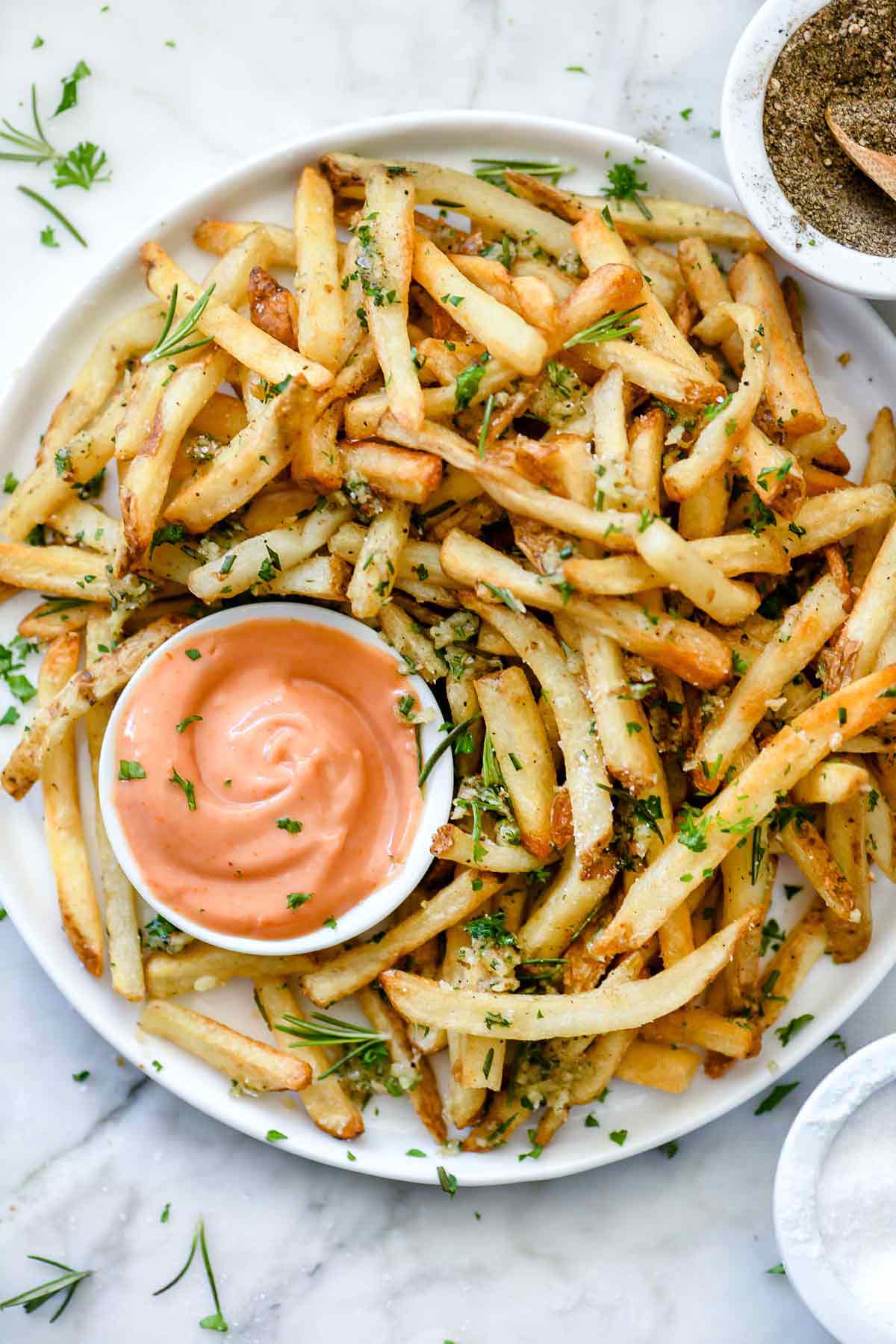 Frites à l'ail et au romarin | foodiecrush.com #fries #frenchfries #garlic #recipes