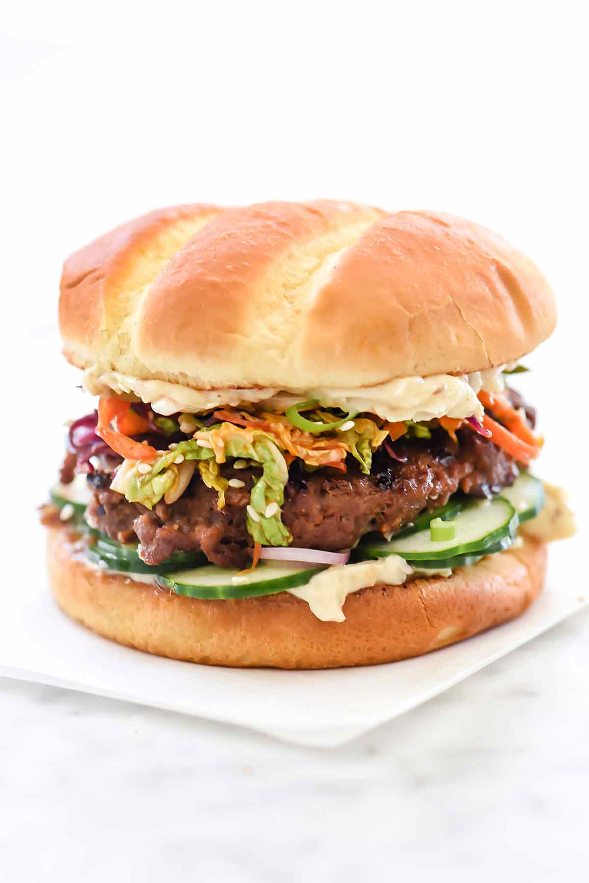 Burger de bœuf BBQ coréen avec salade de kimchi | foodiecrush.com