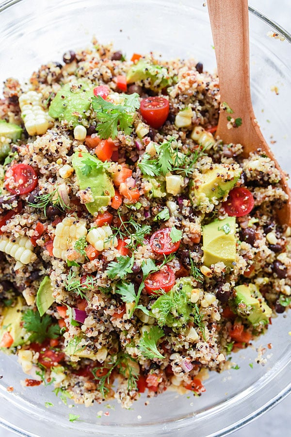 Salade latine de quinoa aux chipotles et à l'avocat | foodiecrush.com