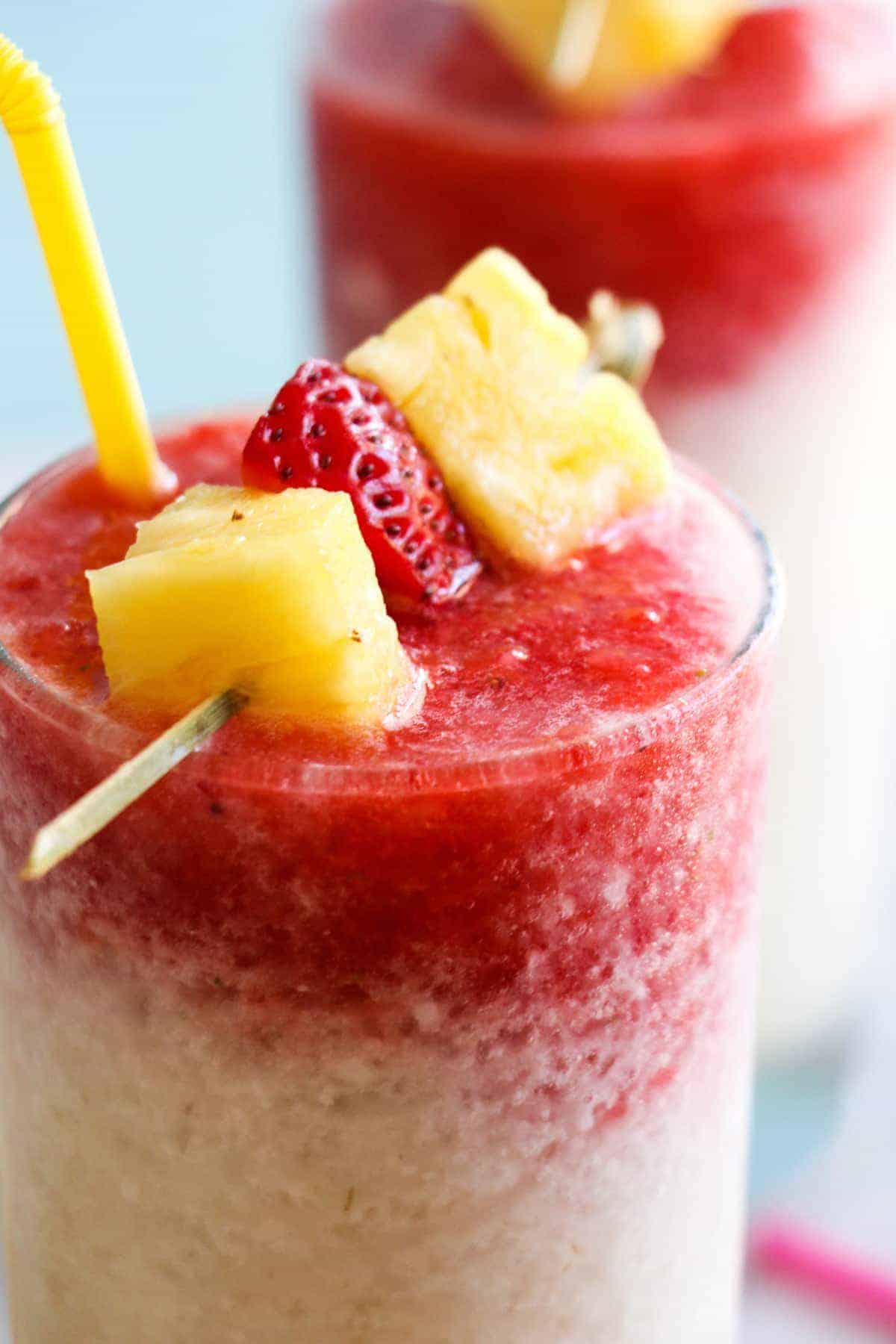 Virgin Lava Flow Slush ! Savourez les saveurs tropicales de l'ananas, de la noix de coco, de la banane et de la fraise dans cette boisson glacée ! N'hésitez pas à ajouter un peu de rhum si vous le souhaitez ! La boisson idéale pour l'été !