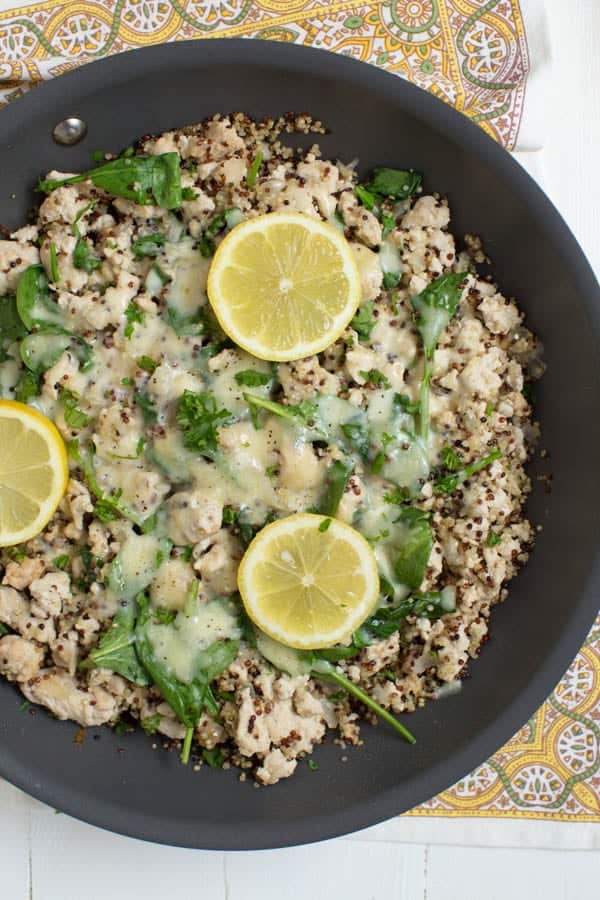 Le Quinoa Skillet au poulet et au citron avec de jeunes épinards est cuit dans une seule poêle et constitue un repas sain rempli de protéines, de légumes verts et de saveur de citron frais !