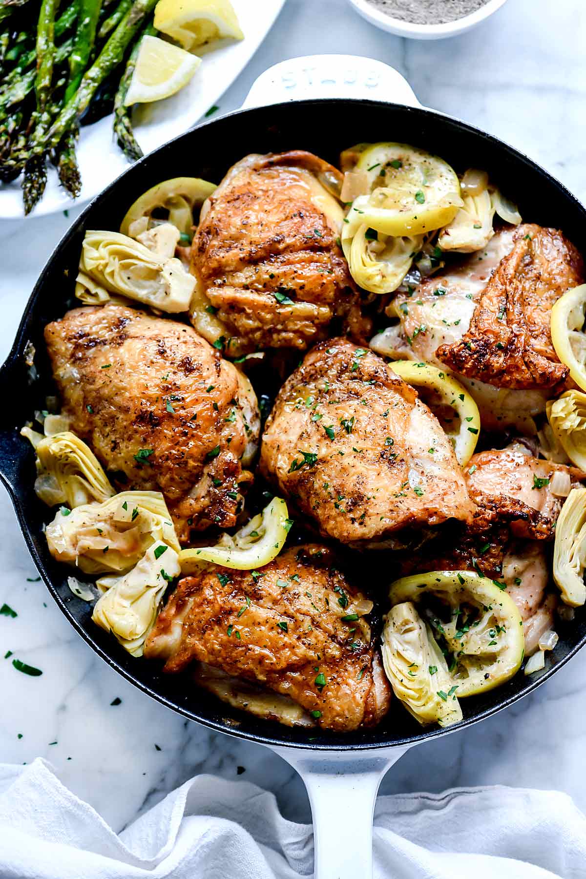 Cuisses de poulet au citron avec artichauts | foodiecrush.com #chicken #dinner #thighs #recipes #artichoke #healthy #easy #skillet