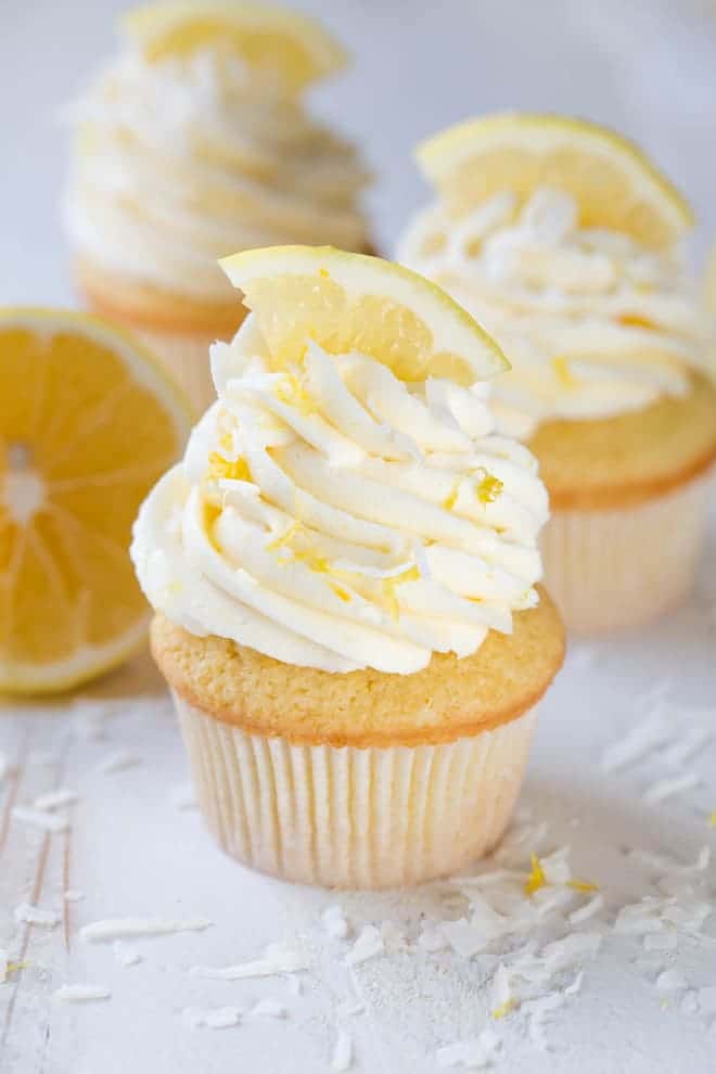 Les cupcakes au citron et à la noix de coco avec glaçage à la crème au beurre à la vanille sont un régal délectable rempli de la saveur la plus fraîche du citron ! Préparez-en une douzaine pour les partager avec vos amis et votre famille. #citron #meyer #cupcakes #dessert