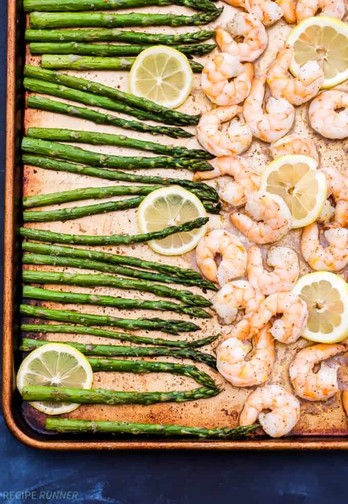 Les crevettes et les asperges rôties au citron dans une poêle à frire avec du couscous aux herbes sont l'un des dîners les plus faciles que j'ai préparés et ils sont pleins de saveurs gastronomiques ! Il peut être prêt en 15 minutes ou moins !